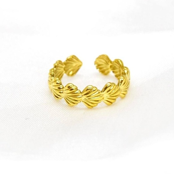 Gold Seashell Ring - Picture 1 of 7